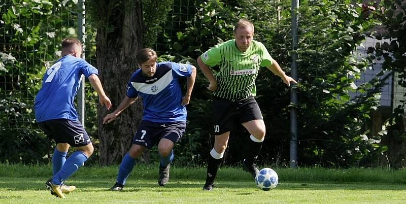 Krásná Studánka B (v modrém) porazila Rozstání B 3:0.