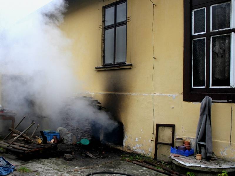 V rodinném domě v libereckých Kateřinkách vypukl v pátek ve čtrnáct hodin požár.