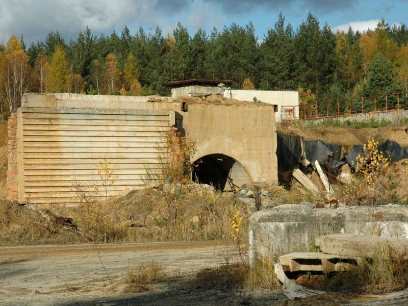 Ani čtrnáct let po skončení těžby uranu v Hamru na Jezeře doposud nezmizely budovy, které sloužily těžařům. Všechna tato místa jsou v drtivé většině kontaminována slabou dávkou radioaktivity. Budovy postupně rozebírají místní lidé. 