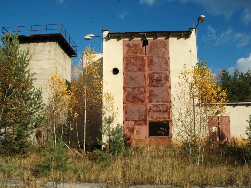 Ani čtrnáct let po skončení těžby uranu v Hamru na Jezeře doposud nezmizely budovy, které sloužily těžařům. Všechna tato místa jsou v drtivé většině kontaminována slabou dávkou radioaktivity. Budovy postupně rozebírají místní lidé. 