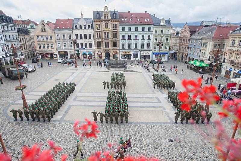 Liberečtí chemici 13. září při slavnostním nástupu před radnicí na náměstí Dr. E. Beneše v Liberci. Jednotka slavila 40 let od vzniku chemické brigády a také 150. výročí přítomnosti vojsk ve městě.