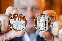 Město Liberec si limitovanou sérií 130 kusů pamětních medailí z ryzího stříbra připomíná 130. výročí od otevření historické budovy radnice.