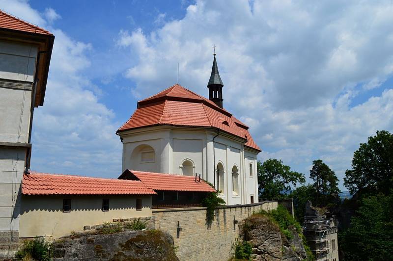 Obnova hradu Vlaldštejn.