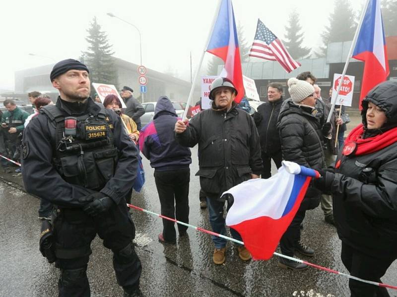 Příznivci i odpůrci amerického vojska na hraničním přechodu v Harrachově.