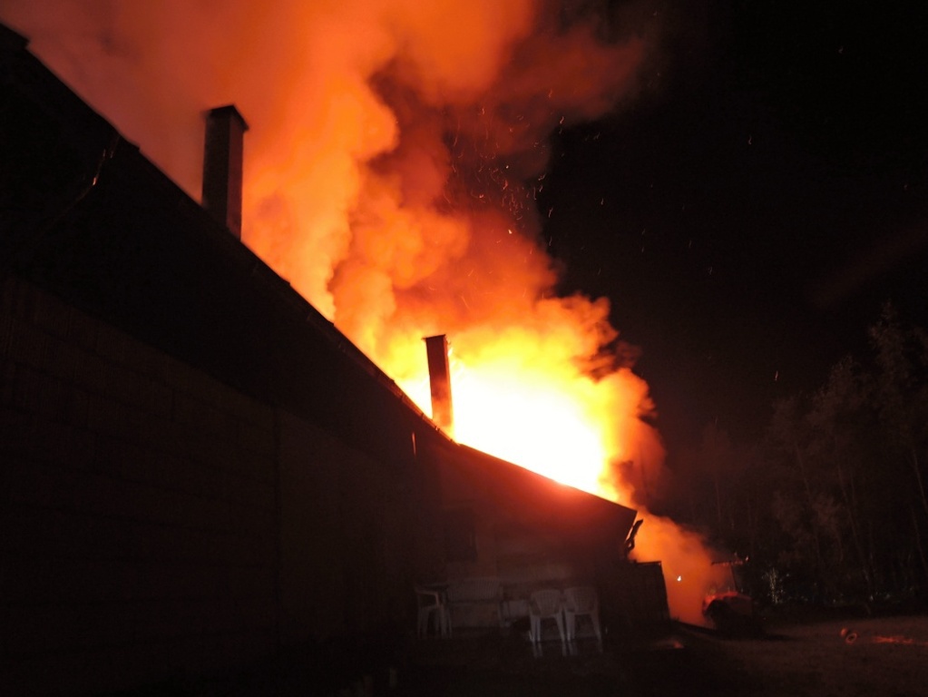 GALERIE: Stodolu pohltily plameny, nakonec zasáhly i dům - Liberecký deník