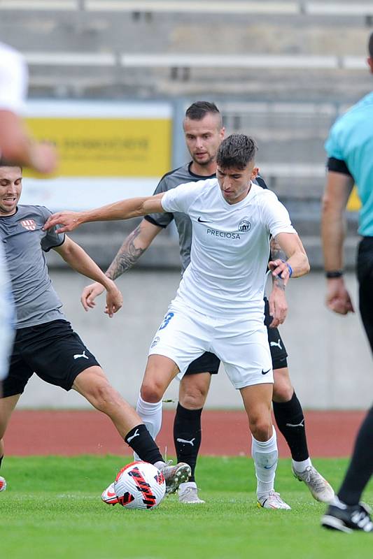 Trápení pokračuje. Liberec B (v bílém) doma podlehl Brozanům 0:1.