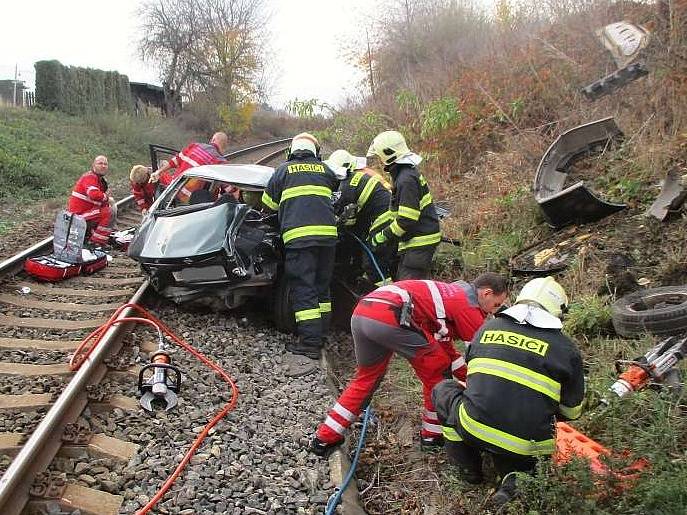 Tragická dopravní nehoda se stala na železničním přejezdu ve Čtveříně.