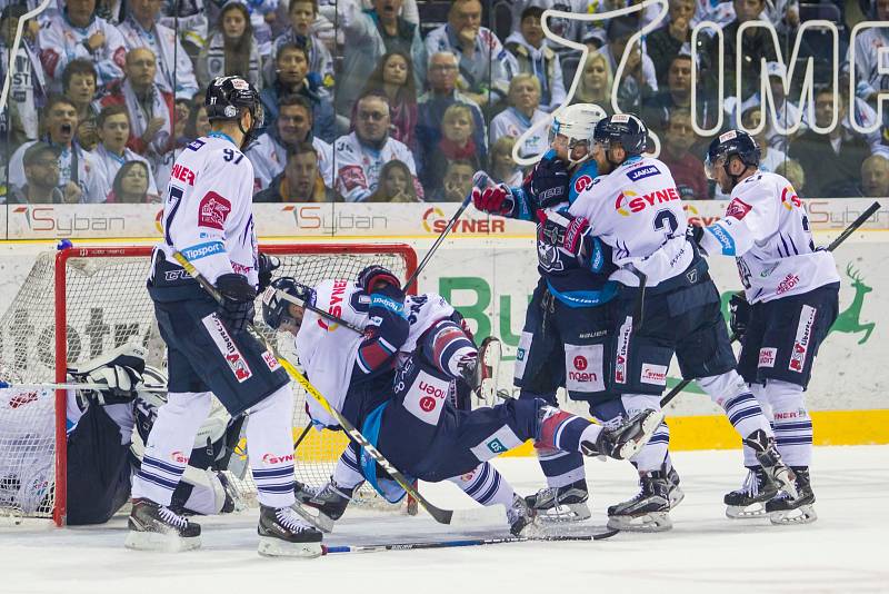 Páté utkání semifinále Generali play off Tipsport extraligy ledního hokeje mezi celky Bílí Tygři Liberec a Piráti Chomutov se odehrálo 7. dubna v liberecké Home credit areně.