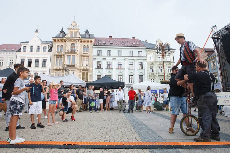 Dobrovolníci oslavili výročí deseti let organizace Amikus zábavným odpolednem pro rodiny s dětmi na libereckém náměstí.