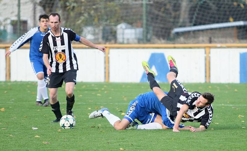 V souboji béček vyhrálo to rynoltické (černobílé dresy) nad domácím Hrádkem 1:0.