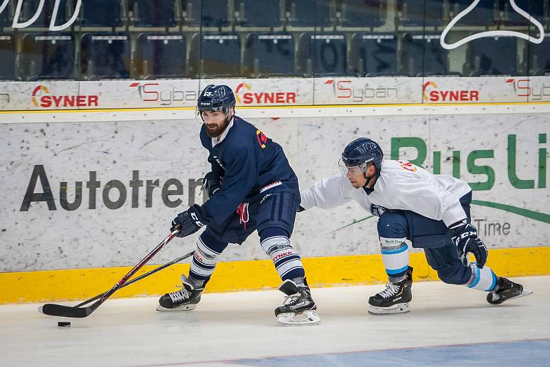 První trénink sezony 2018/19 na ledě hokejistů extraligového týmu Bílí Tygři Liberec proběhl 16. července v Liberci. Na snímku vlevo je Marek Zachar.