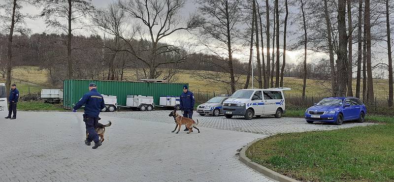 Psi z Heřmanic poznají covid pozitivního, najdou i migranta schovaného v útrobách auta.