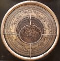 Salonní orloj ze sbírek Severočeského muzea. Ciferník s nebeskou oblohou a kalendáriem.