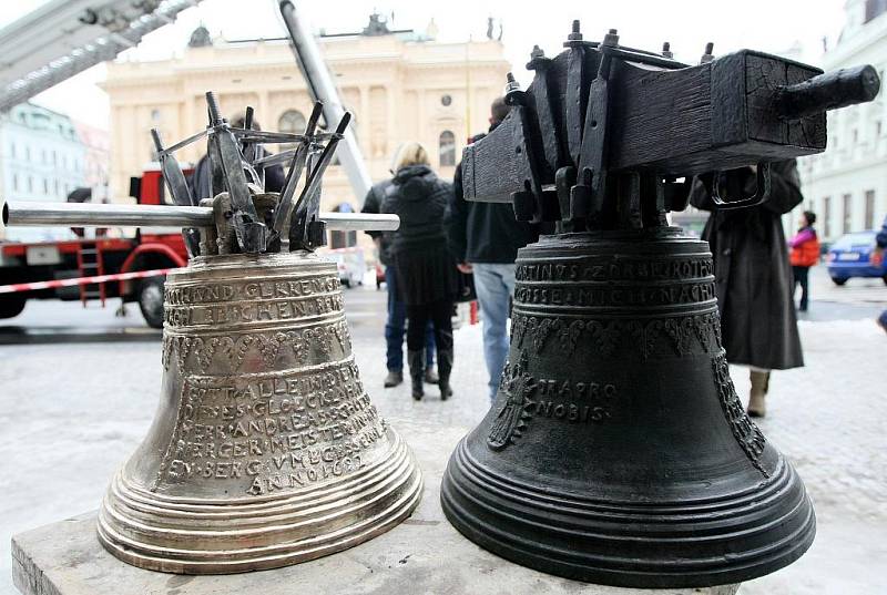 Zvon z roku 1692, kterým ohlašovali požár ve městě a okolí se po zrestaurování vrátil na své místo. Pořáry se niím již neohlašují, ale je nedílnou součástí liberecké Radnice. 