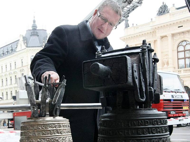 Zvon z roku 1692, kterým ohlašovali požár ve městě a okolí se po zrestaurování vrátil na své místo. Pořáry se niím již neohlašují, ale je nedílnou součástí liberecké Radnice. 