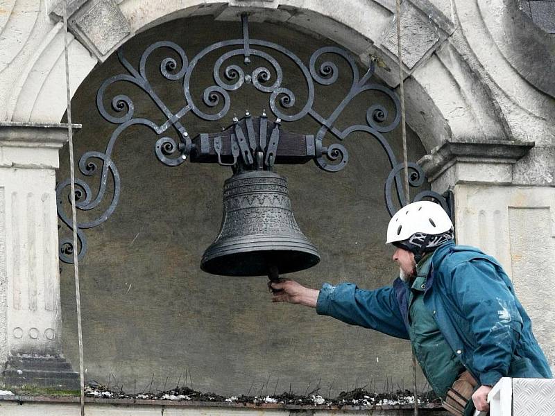 Zvon z roku 1692, kterým ohlašovali požár ve městě a okolí se po zrestaurování vrátil na své místo. Pořáry se niím již neohlašují, ale je nedílnou součástí liberecké Radnice. 