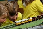OBŘÍ MODEL železnice vytvářejí děti ze čtyř německých škol a jedné české. Prohlédnout si ho můžete do 25. listopadu v Severočeském muzeu v Liberci.