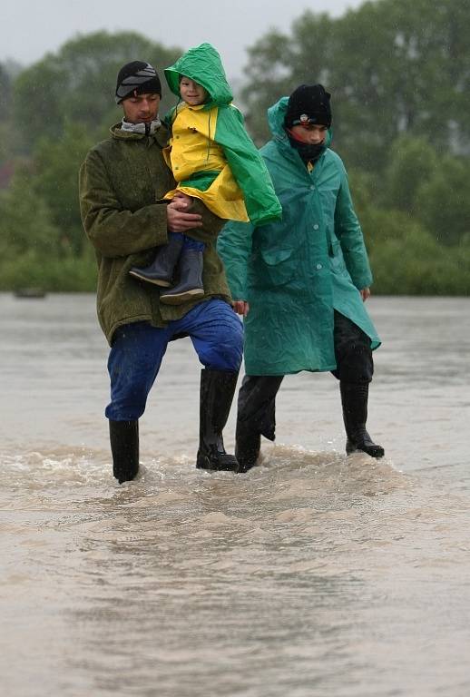 Višňová byla v pondělí po poledni stále pod vodou