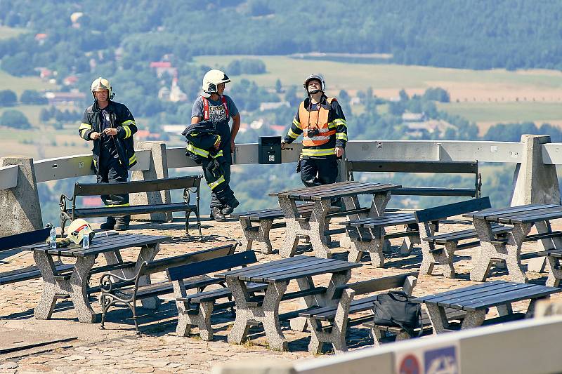 S ohněm na Ještědu bojovalo přes 110 hasičů. Na pomoc hasiči přivolali vrtulník a letadlo.