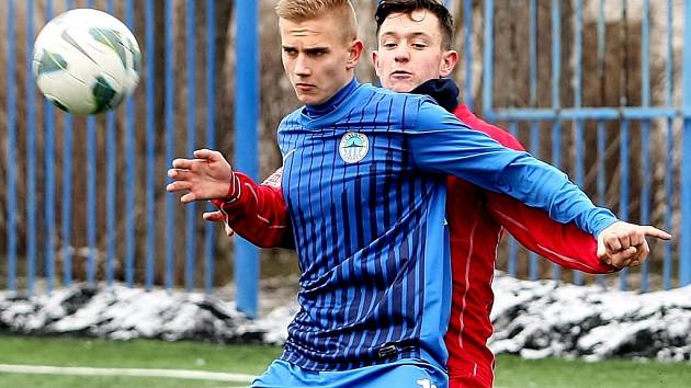 LIBEREC ZDOLAL ÚSTÍ. Vpředu je liberecký útočník Tomáš Adam, právě sedmnáctiletý.  