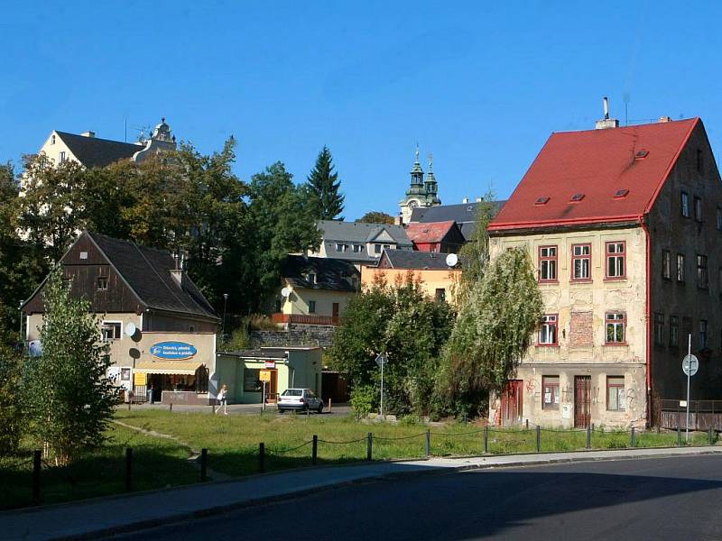 MALÁ STRANA LIBERCE. Těžko říct, zda mělo tohle zapomenuté zákoutí svého pana Vorla či paní Rusku. Svými uličkami Malou Stranu ještě po válce připomínalo.