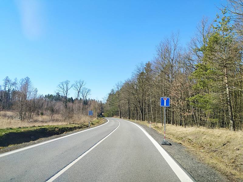 Hraniční přechod do Polska v Bogatynii je zavřený. Hlídka na hranicích vrací polské řidiče zpátky. Na české straně hranice je klid, prázdnou silnici využívají pejskaři k procházkám.