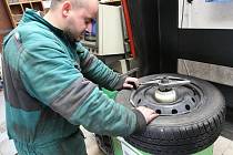 Přezouvat zimní pneumatiky ještě odborníci nedoporučují.