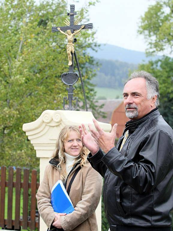 Obnovený křížek vysvětili v neděli odpoledne u silnice z Minkovic do Šimonovic v Liberci.