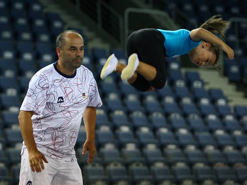 ZITA FRYDRYCHOVÁ, liberecká olympionička, předvedla včera své umění na komentovaném veřejném tréninku několika desítkám zájemců v Tipsport areně.