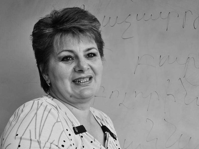 Ruzanna GRIGORJANOVÁ se narodila v hlavním městě Arménie Jerevanu. Do tehdejšího Československa přišla diplomovaná programátorka kvůli neléčitelné srdeční vadě své dcery. S manželem, stavebním inženýrem žije v Liberci. Nyní pracuje v neziskové organizaci,