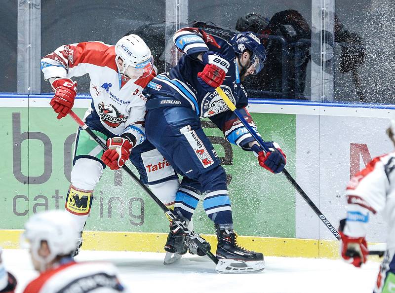 Hokejové utkání Tipsport extraligy v ledním hokeji mezi HC Dynamo Pardubice (v bíločerveném) a Bílý Tygři Liberec (v modrém) v pardudubické enterie areně.