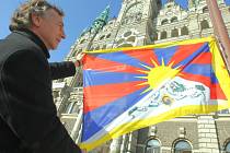 Tibetskou vlajku letos na radnici nevyvěsí.