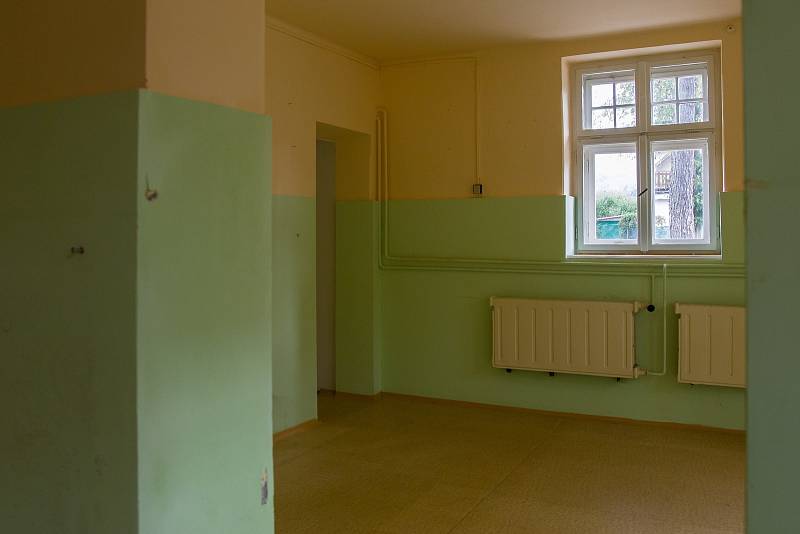 Zástupci města Liberec předali 7. září stavební firmě budovu bývalé mateřské školy ve Věkově ulici, kterou čeká přestavba na azylový dům pro rodiny s dětmi a ženy.