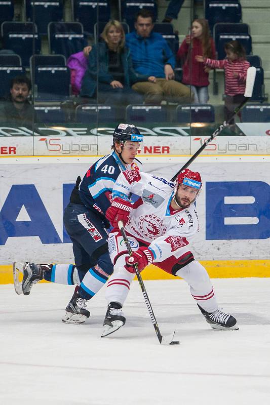 Utkání 45. kola Tipsport extraligy ledního hokeje se odehrálo 30. ledna v liberecké Home Credit areně. Utkaly se celky Bílí Tygři Liberec a HC Oceláři Třinec. Na snímku v modrém Lukáš Jašek.