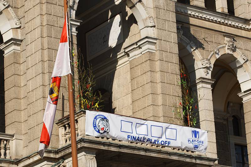 Fanoušci fandí Bílým Tygrům na náměstí před libereckou radnicí při druhém finálovém utkání proti Třinci.