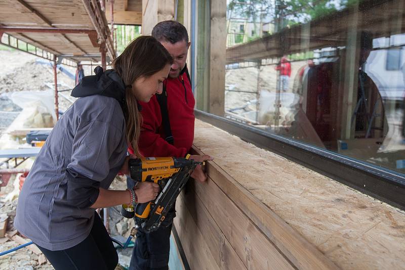 Reportérka Deníku Denisa Albaniová si na vlastní kůži vyzkoušela, co obnáší stavba dřevěného skeletového domu. Činnosti spojené se stavbou si vyzkoušela 13. června při výstavbě rodinného domku ve Strážném u Vrchlabí.