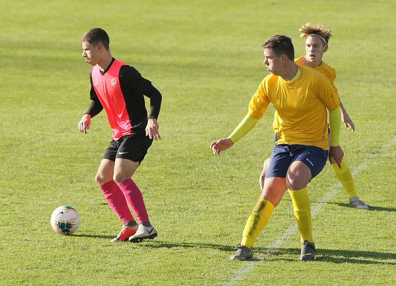 V drostenecké fotbalové soutěži U19 vyrychtoval Slovan Liberec hosty z Neratovic. Nastřílel jim neuvěřitelných 28 branek! (28:0). A to je druhá nejvyšší soutěž dorostu! Vítězové jsou v červených dresech.