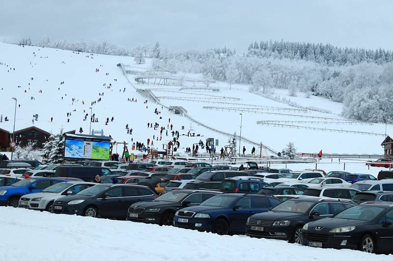Lidé si užívali sněhu na libereckém Javorníku.