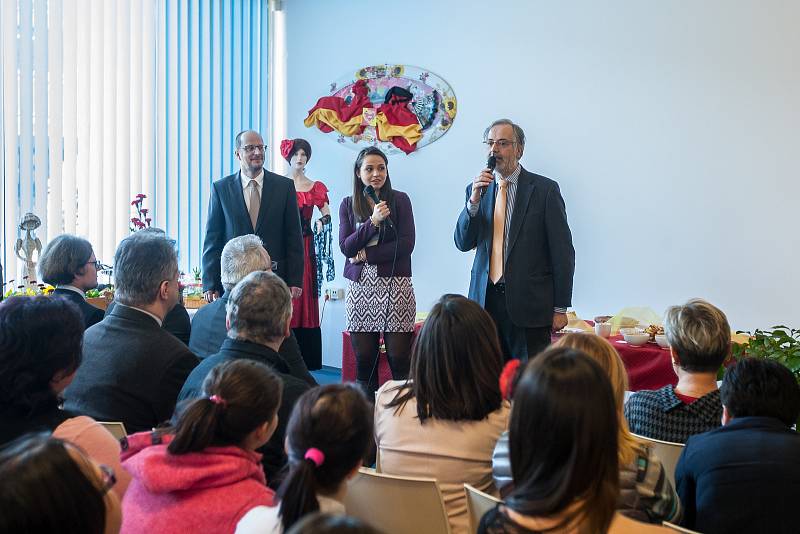 Pedro Calvo-Sotelo Ibánez-Martín (na snímku vpravo), velvyslanec Španělska v České republice, navštívil 22. února v rámci Dne španělské kuchyně v českých školních jídelnách Střední odbornou školu Liberec.