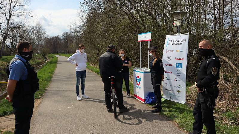 Na kole jen s přilbou. Policisté v kraji dohlíží na cyklostezky