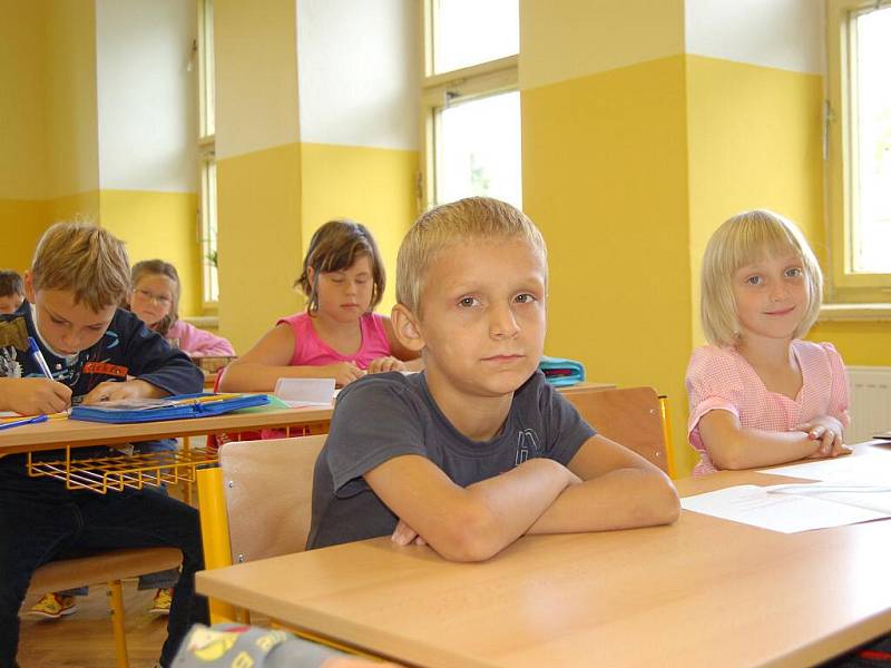 Téměř milion korun stála rekonstrukce Základní školy v Rynolticích na Liberecku. Z původních dvou budov zůstala pouze jedna. Na prvním stupni jsou děti ve spojených třídách, a to 1. a 2. třída a 3.a 4. třída.