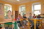 Téměř milion korun stála rekonstrukce Základní školy v Rynolticích na Liberecku. Z původních dvou budov zůstala pouze jedna. Na prvním stupni jsou děti ve spojených třídách, a to 1. a 2. třída a 3.a 4. třída.