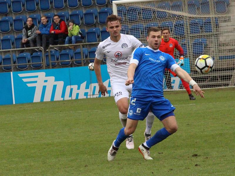 Fotbalisté Slovácka (v bílých dresech) ve 22. kole podlehli Slovanu Liberec 0:1 a v tabulce HET ligy zůstali čtrnáctí. Foto: Deník/Stanislav Dufka