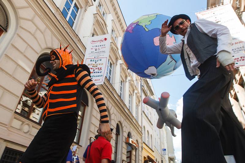 Libercem prošel průvod masek, který odstartoval festival loutkového divadla Mateřinka.