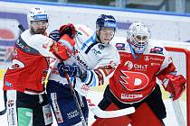 Hokejové utkání Tipsport extraligy v ledním hokeji mezi HC Dynamo Pardubice (v červenobílém) a HC Bílí Tygři Liberec ( v bíločernémv pardudubické enterie areně.