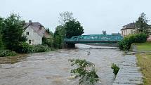 Situace ve Frýdlantě je v souvislosti s povodňovými stavy na tocích Smědé a Řasnice stabilizovaná, bezprostřední nebezpečí už nehrozí.