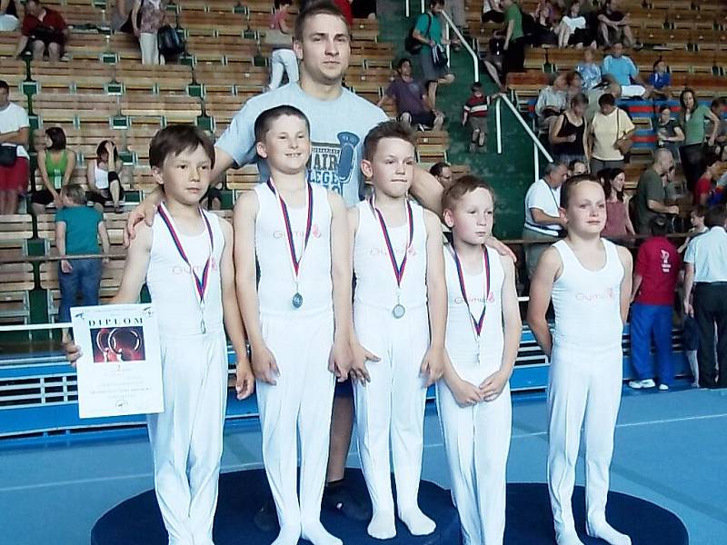 LIBEREČTÍ. Zleva Tomov Štěpán, Nový Radek, trenér Weinhold Petr, Doležal Darek, Čechtický David a jednotlivec Služevský Matěj.LIBEREČTÍ. Zleva Tomov Štěpán, Nový Radek, trenér Weinhold Petr, Doležal Darek, Čechtický David a jednotlivec Služevský Matěj.