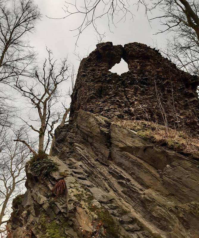 Zřícenina hradu Hamrštejn se nalézá na skalním ostrohu nad tratí mezi Machnínem a Andělskou Horou poblíž železničního mostu u libereckého Machnína. 