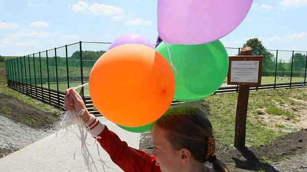 V Křižanech slavnostně otevřeli víceúčelové sportoviště a hřiště pro děti. Oba areály jsou vedle sebe na bývalé louce za obecním úřadem. Oplocené hřiště s umělým povrchem nabízí prostor pro několik druhů míčových her najednou.