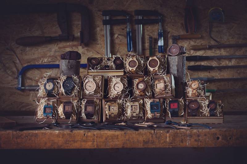 JAKUB ŠREJMA a RICHARD KOUBEK jako první v České republice vyrábějí dřevěné hodinky. Dílnu mají v Liberci v Rochlici.